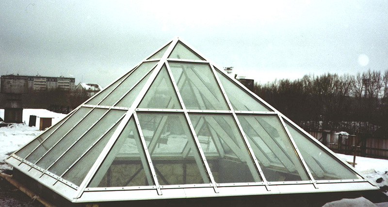 Пирамида на крыше из алюминиевых профилей